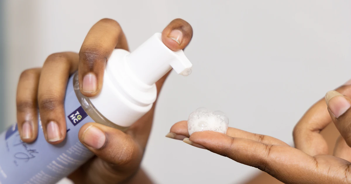 Teste para introduzir um produto novo de skincare com pequena quantidade aplicada na ponta do dedo.