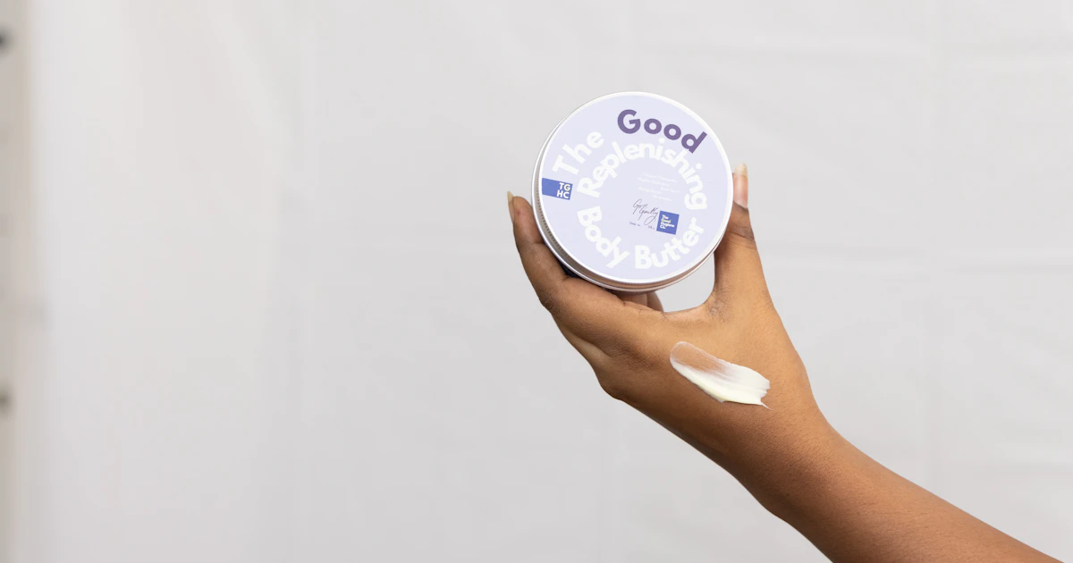Aplicação de creme hidratante para cuidados com pele ressecada após a limpeza.