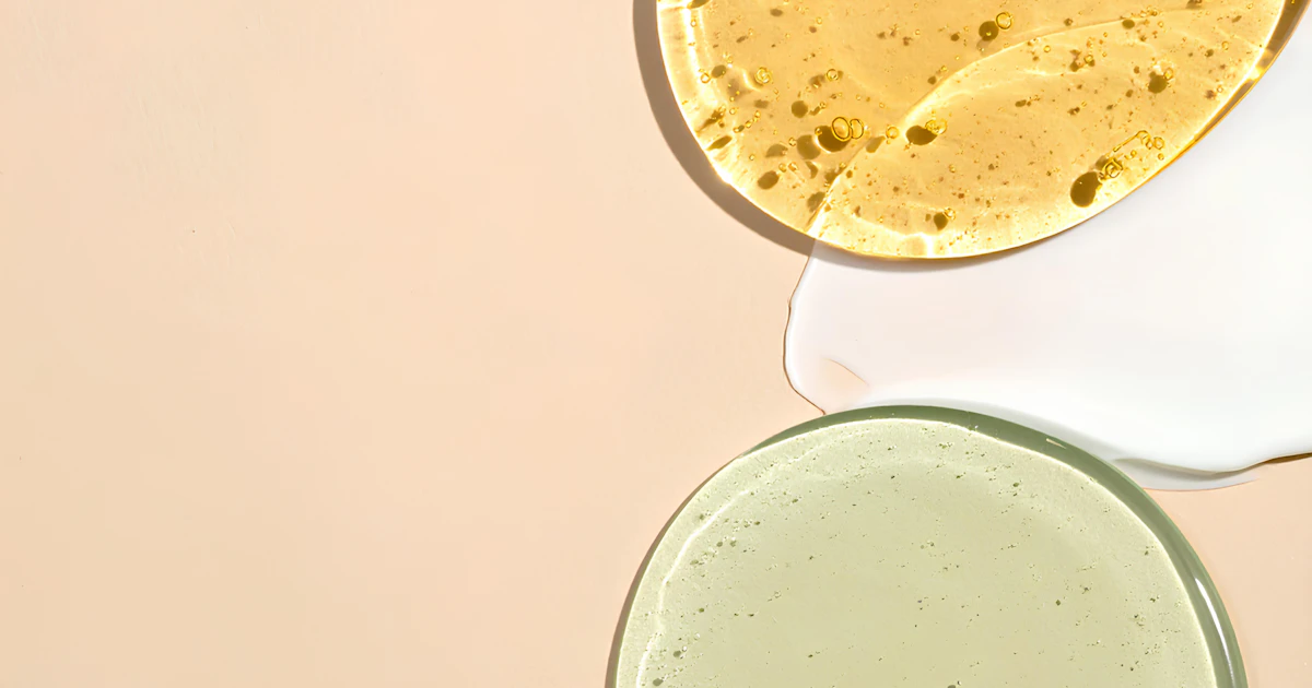 Texturas leves de sérum, gel e hidratante para pele oleosa sobre uma superfície clara.