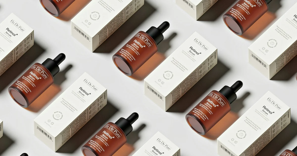 Frascos âmbar de sérum de retinol com conta-gotas alinhados em diagonal ao lado de suas caixas, ilustrando a comparação entre retinol e retinal.
