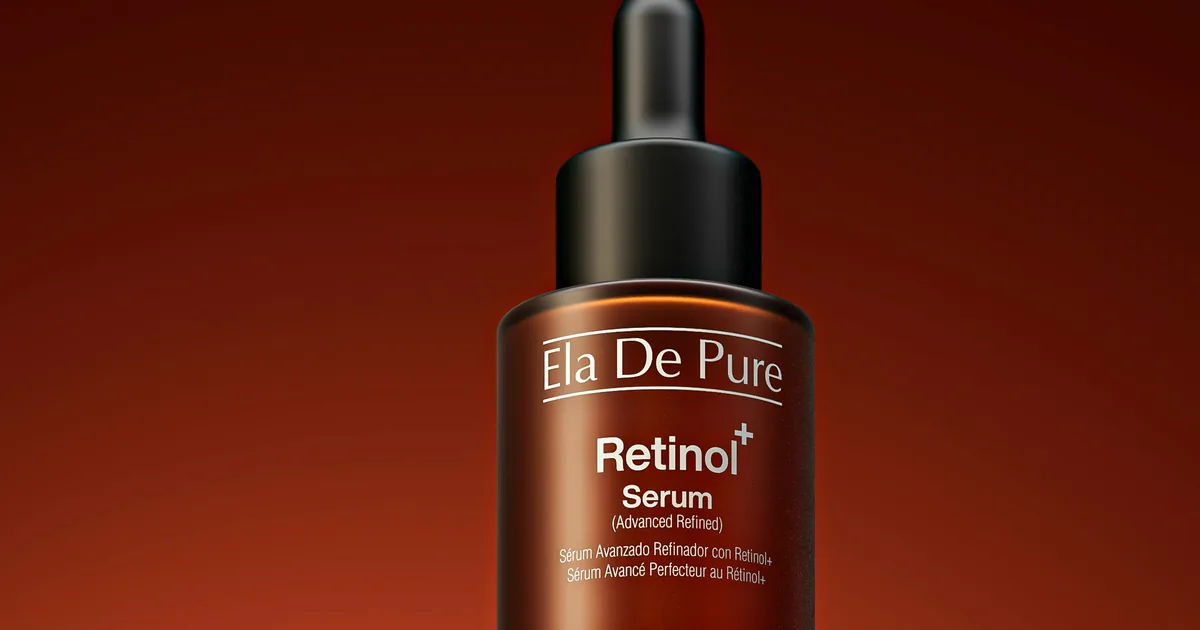 Frasco âmbar de sérum de retinol com conta-gotas, sobre fundo alaranjado, ilustrando um guia sobre irritação pelo ativo.